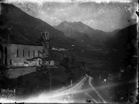 Alta Val Brembana. Sulla sinistra la chiesa di San Martino Oltre la Goggia a Piazza Brembana, al centro Valnegra e la chiesa di Moio de' Calvi, in basso a destra l'abitato di Lenna