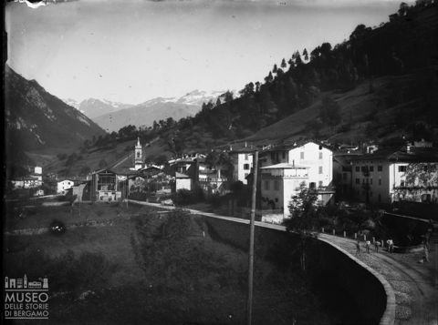 Piazza Brembana. Veduta del paese con l'Albergo della Posta in primo piano