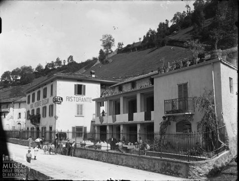Piazza Brembana. Veduta dell'Hotel Piazza Brembana con l'annesso Ristorante Calegari