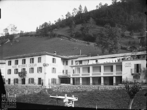 Piazza Brembana. Veduta dell'Hotel Piazza Brembana con l'annesso Ristorante Calegari dopo la risistemazione della facciata