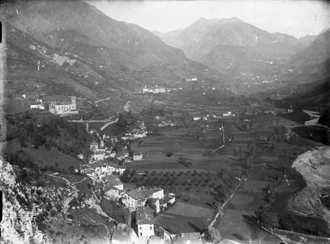 Alta Val Brembana. Veduta panoramica. Piana agricola di Lenna al centro, la chiesa di San Martino Oltre la Goggia a sinistra e, sullo sfondo, Valnegra e Moio de' Calvi e le frazioni di Roncobello, Bordogna e Baresi