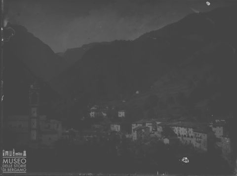 Averara. Veduta panoramica del paese
