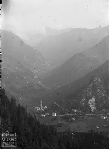 Alta Val Brembana. Veduta panoramica con Piazzatorre e, sullo sfondo, Mezzoldo