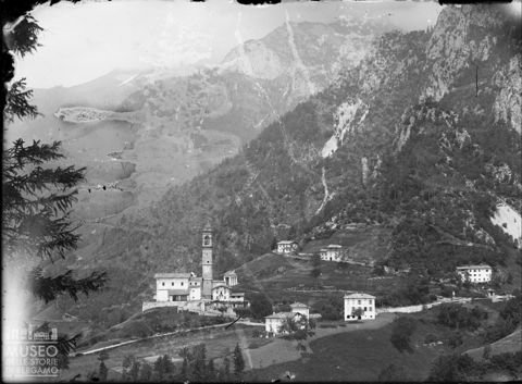 Piazzatorre. Veduta panoramica con la chiesa parrocchiale di San Giacomo Maggiore