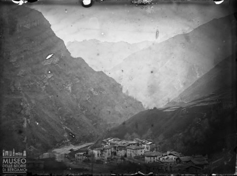 Cassiglio. Veduta panoramica dell'abitato verso il monte