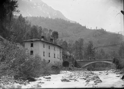 Isola di Fondra. Veduta del fiume Brembo con casa e ponte
