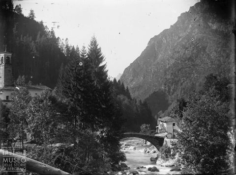 Fondra. Veduta del fiume Brembo con ponte che porta alla chiesa