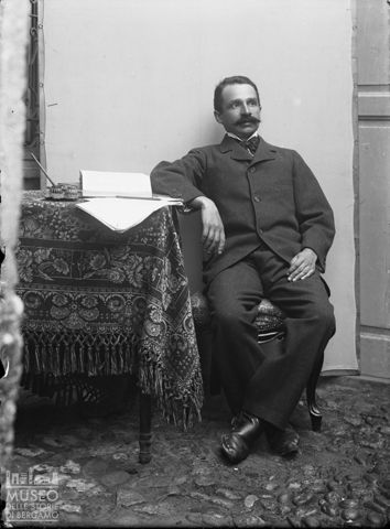 Val Brembana. Ritratto di signore seduto al tavolo