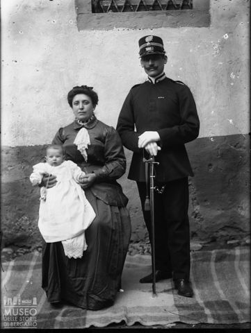 Val Brembana. Ritratto di militare con la famiglia