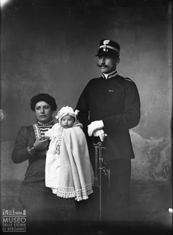 Val Brembana. Ritratto di militare con la famiglia