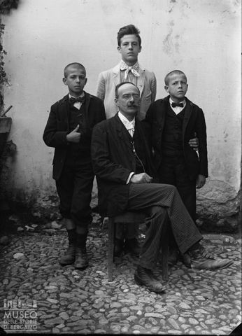 ritratto di uomo di mezza età con tre figli maschi.