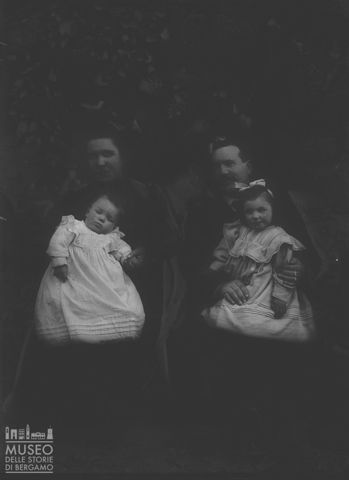 Val Brembana. Ritratto di famiglia con bambini piccoli