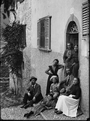 Valle Brembana. Ritratto di famiglia sull'uscio di una casa