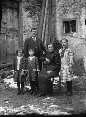 Val Brembana. Ritratto di famiglia all'esterno di casa rurale