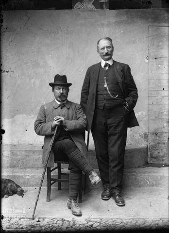 Alta Val Brembana. Ritratto del dottore Bonandrini con un amico seduto