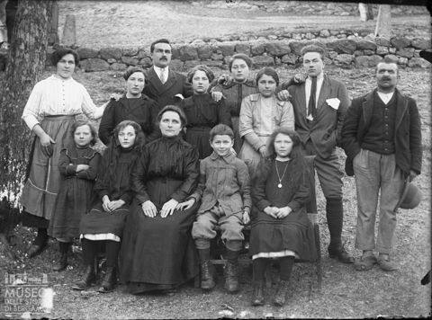 Val Brembana. Ritratto di famiglia in un campo