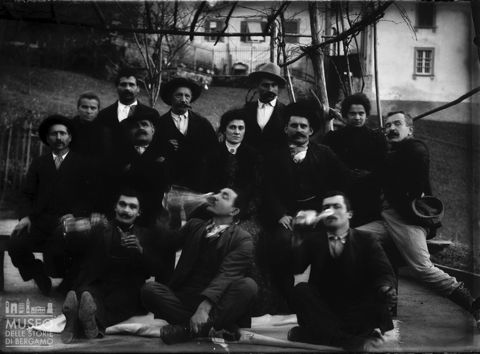 Moio de' Calvi. Ritratto di gruppo con Eugenio Goglio