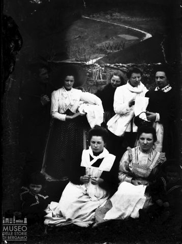 Val Brembana. Ritratto di un gruppo di fanciulle