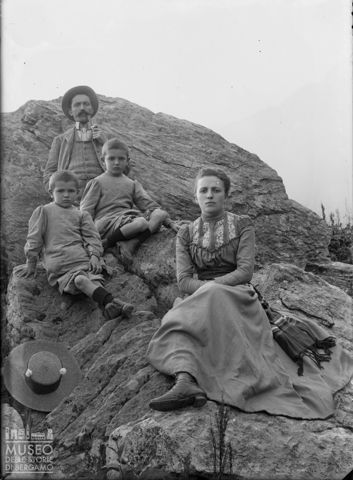 Santa Brigida. Ritratto della famiglia Leidi in gita in montagna