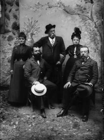 Piazza Brembana. Ritratto di famiglia benestante