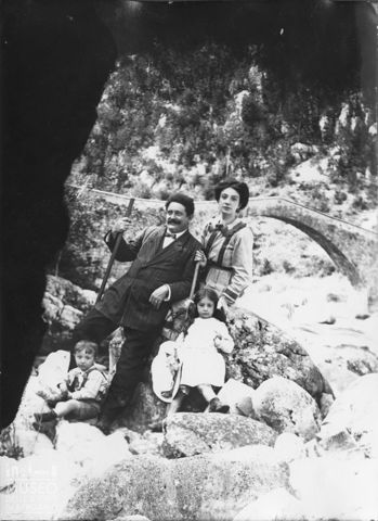 Alta Val Brembana. Ritratto di famiglia presso un torrente