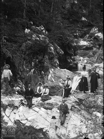 Piazzatorre. Ritratto di un gruppo di gitanti presso le cascate di un torrente