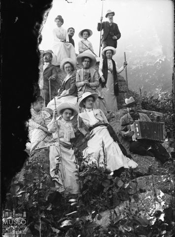 Alta Val Brembana. Ritratto di un gruppo di gitanti accompagnati da un suonatore di fisarmonica