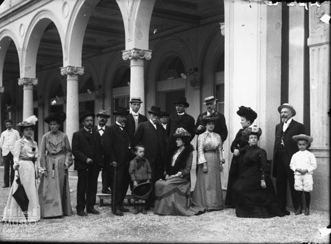 San Pellegrino Terme. Ritratto di gruppo davanti al Casinò