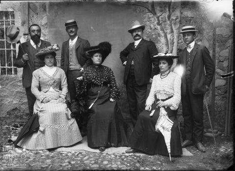 Piazza Brembana. Ritratto di famiglia benestante