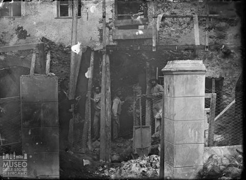 Piazza Brembana. Muratori impegnati nella ristrutturazione di una vecchia casa