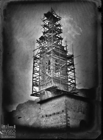 Piazza Brembana. Sopraelevazione del campanile di San Martino oltre la Goggia
