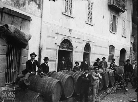 Piazza Brembana. Travaso del vino dalle botti