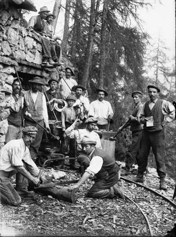 Carona. Gruppo di minatori all'ingresso di una miniera di ferro