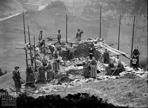 Piazza Brembana, Monte Sole. Costruzione della cascina di Coste