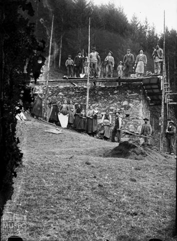 Piazza Brembana, Monte Sole. Costruzione della cascina di Coste