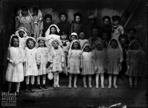 Piazza Brembana. Ritratto di un gruppo di bambini nel giorno della prima comunione