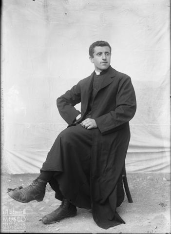 Val Brembana. Ritratto di prete seduto