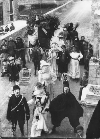 Piazza Brembana. Sfilata di maschere e carri a Carnevale