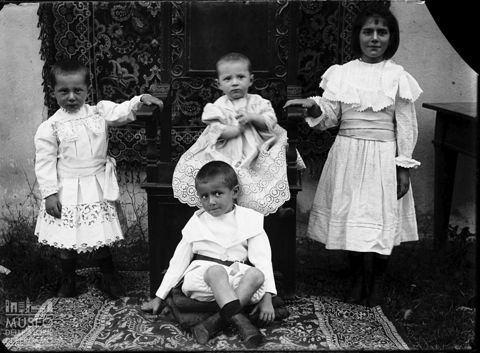 Val Brembana.Ritratto di alcuni bambini di famiglia benestante