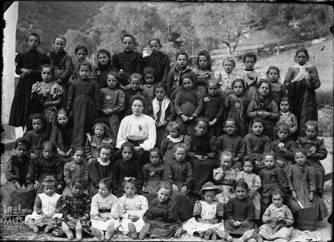 Olmo al Brembo. Ritratto di gruppo delle allieve della scuola elementare con la maestra