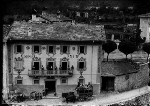 Olmo al Brembo. Veduta dell'albergo della Salute con la diligenza in sosta