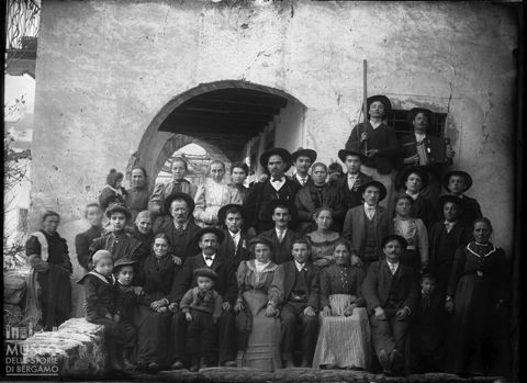 Val Brembana. Ritratto di gruppo in occasione di un matrimonio