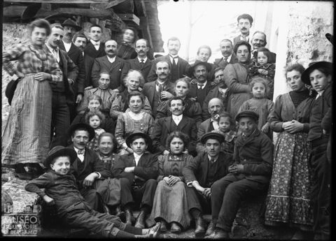Val Brembana. Ritratto di gruppo in occasione di un matrimonio
