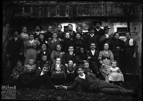 Val Brembana. Ritratto di gruppo in occasione di un matrimonio