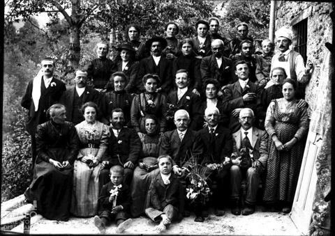 Val Brembana. Ritratto di gruppo in occasione di un matrimonio