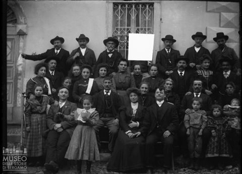 Alta Val Brembana. Ritratto di gruppo in occasione di un matrimonio