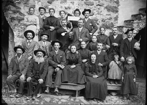 Val Brembana. Ritratto di gruppo in occasione di un matrimonio