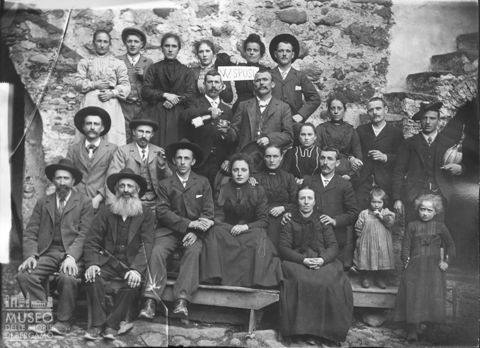 Val Brembana. Ritratto di gruppo in occasione di un matrimonio