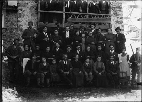 Val Brembana. Ritratto di gruppo in occasione di un matrimonio