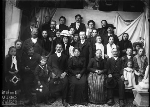 Alta Val Brembana. Ritratto di gruppo in occasione di un matrimonio